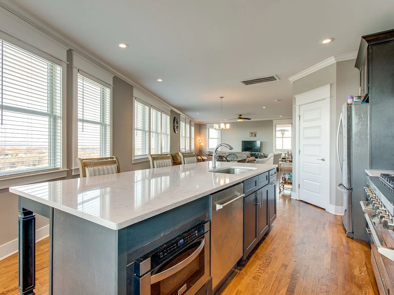 3 bed, 2.5 bath, 2896 sqft, $3,200 — Photo 3