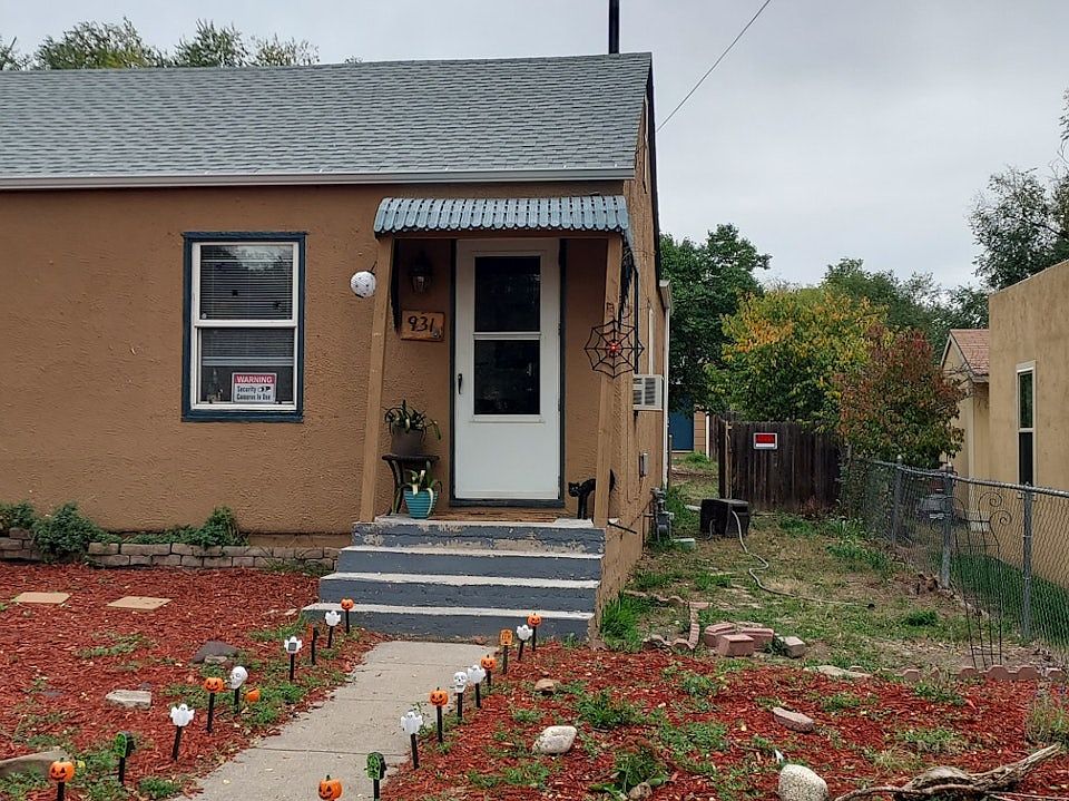 The front yard - it's in bloom in the Spring!