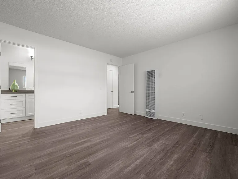Sunset Square Apartments — Photo 44