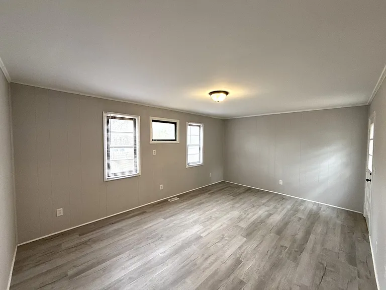 1142 Mona Dr — Photo 9