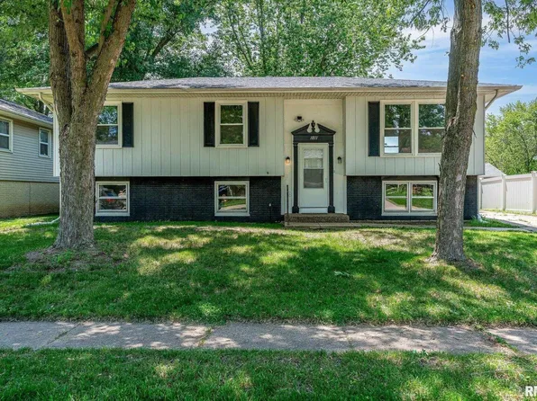 1811 Valley Dr, Davenport, IA 52806