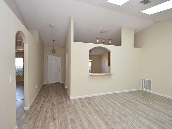 4th image of 15 White Deer Ln
