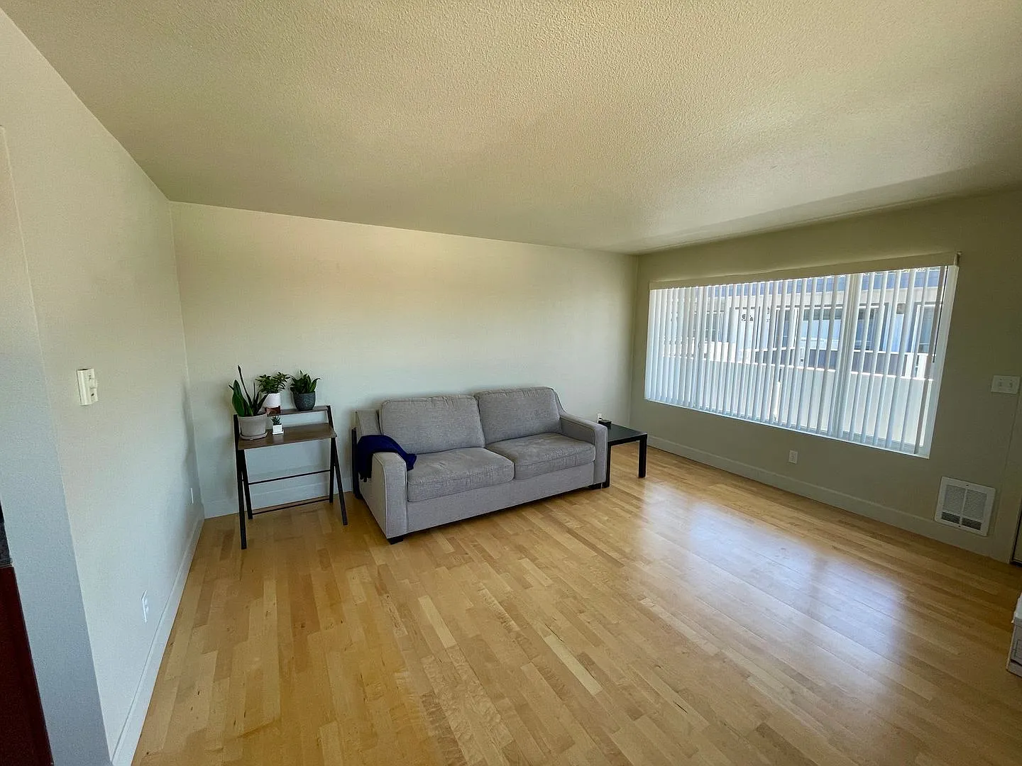 Modern Elegance with Bay Views: Charming 1 Bed, 1 Bath in Tacoma, WA — Photo 3
