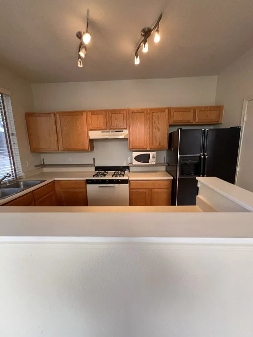 2 Bedroom, 2.5 Bathroom Home! Schedule a Showing! — Photo 4