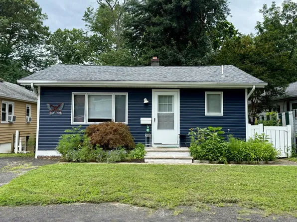 13 Middlesex Blvd, Keyport, NJ 07735