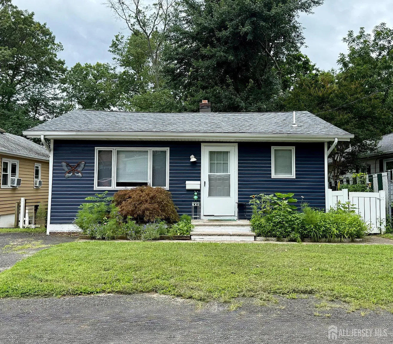 13 Middlesex Blvd photo 1