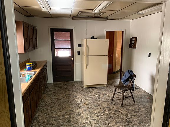 5th image of 165 E 1st St