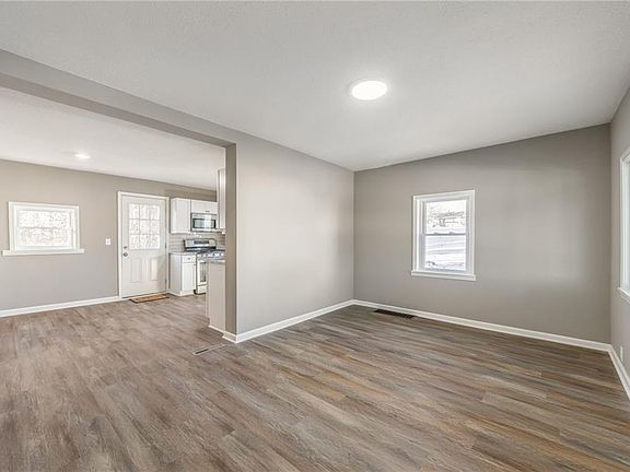 4th image of 106 Burns Ave
