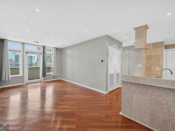 5th image of 3334 Peachtree Rd NE APT 1410