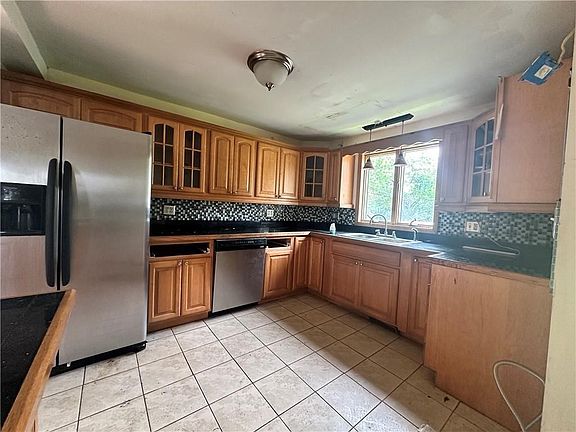 4th image of 55 Maple St