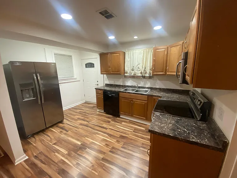 1215 Walnut St — Photo 9