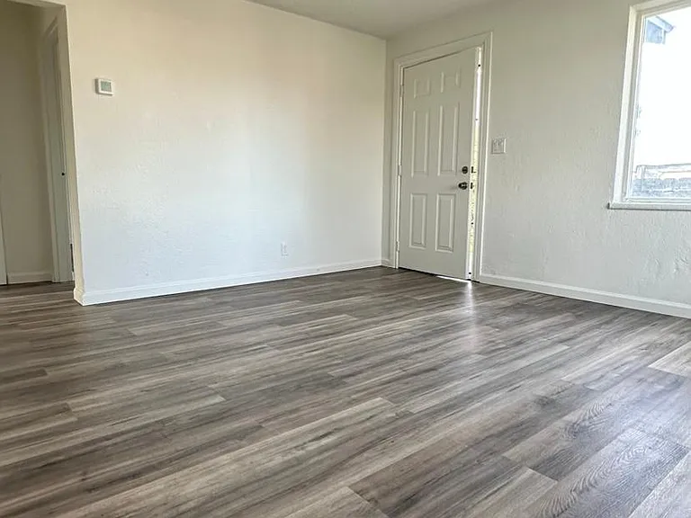 275 Alaska St — Photo 3