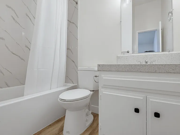 333 W Queen St — Photo 12