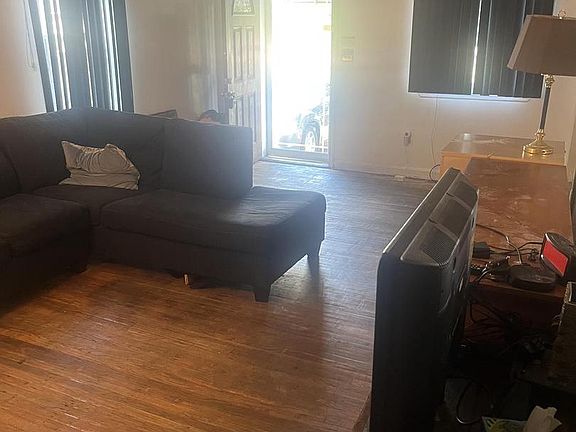 5th image of 2526 Sandeland St