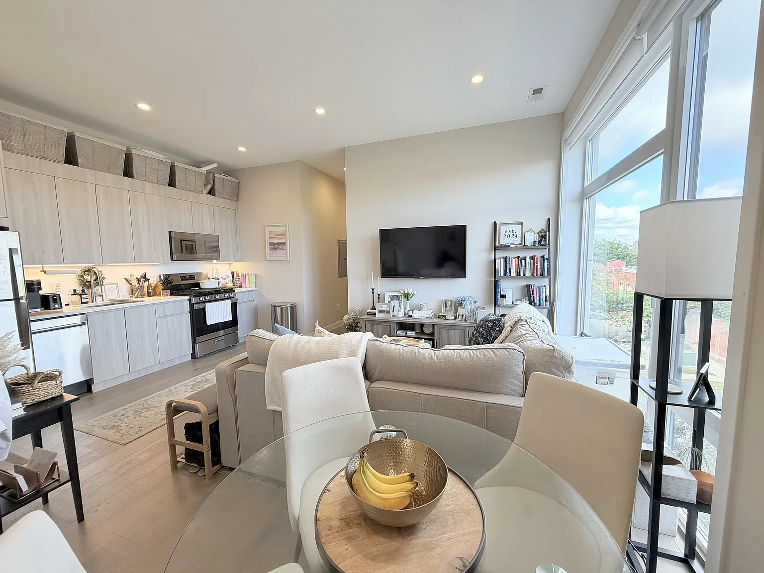 2 bed, 900 sqft, $3,350 — Photo 4