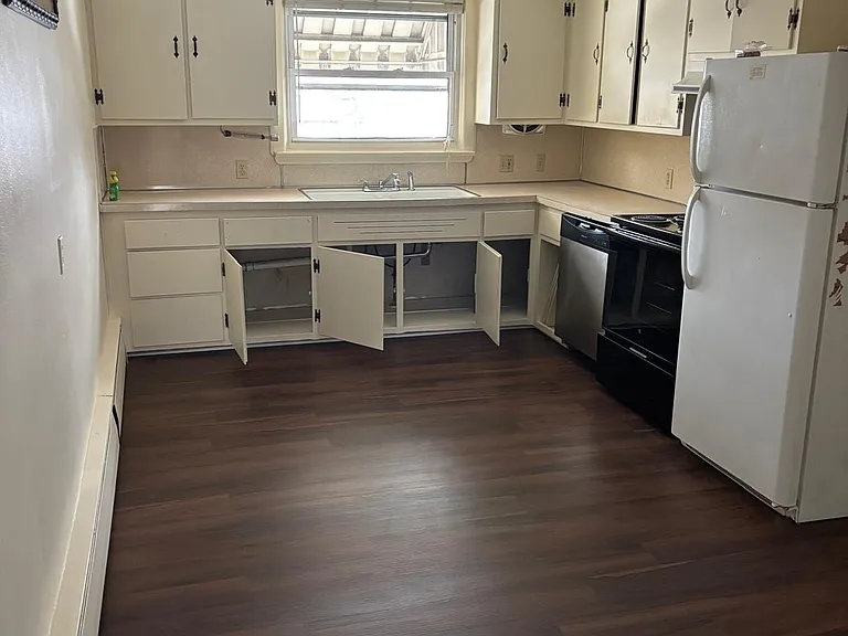 Newly Large Renovated Kitchen - New Floor