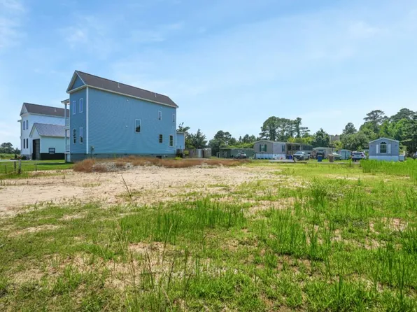 4 Clarkson Ln, Chincoteague Island, VA 23336