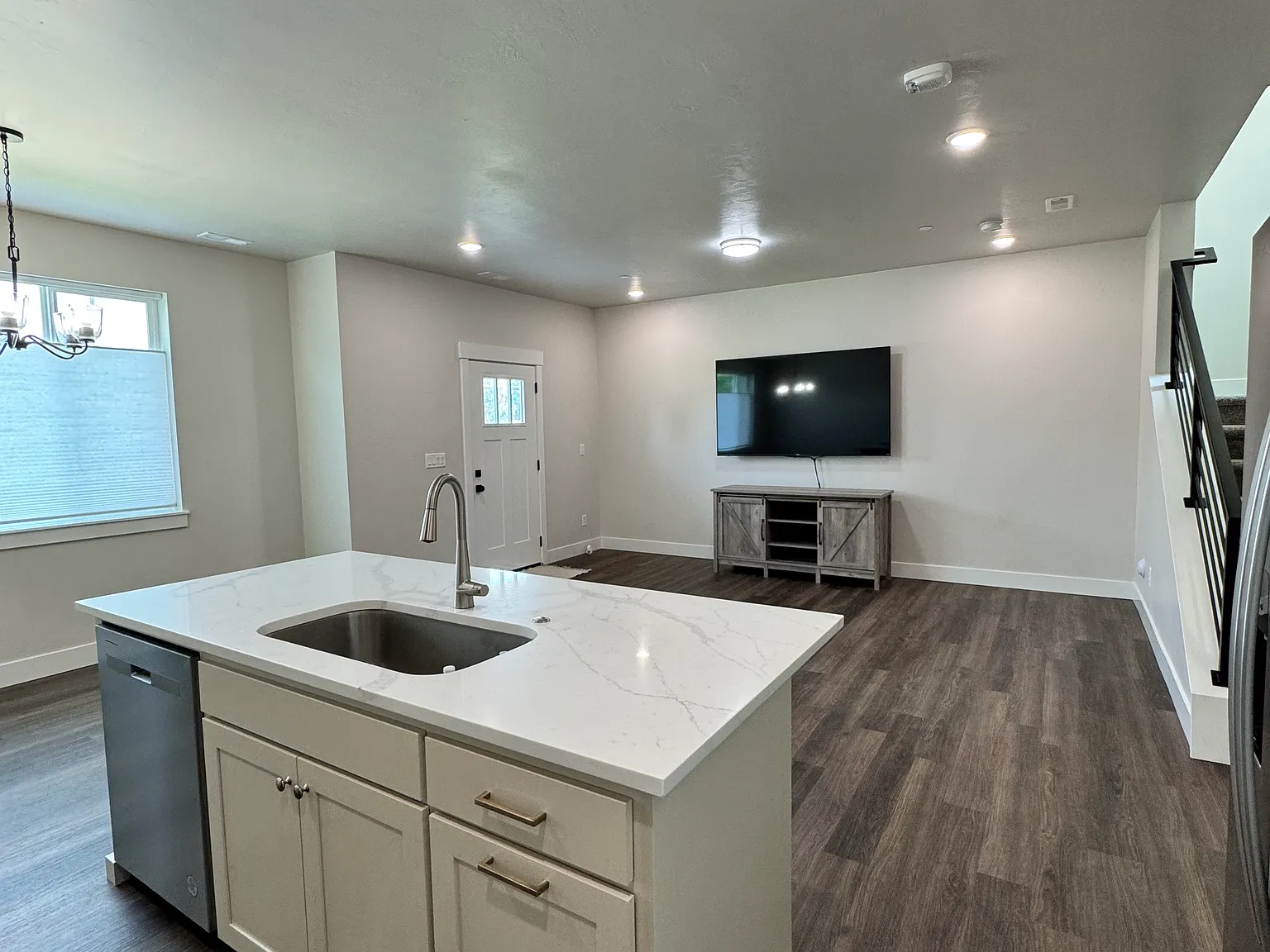 3 bed, 2.5 bath, 1750 sqft, $2,050 — Photo 2