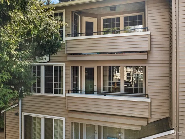 10009 NE 120th Lane #B202, Kirkland, WA 98034