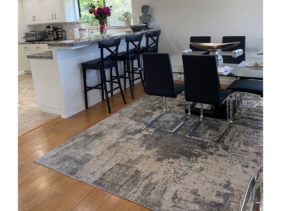 Dining room.