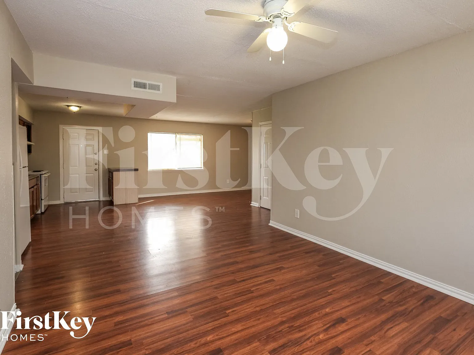 3 bed, 1.5 bath, 1258 sqft, $2,015 — Photo 3