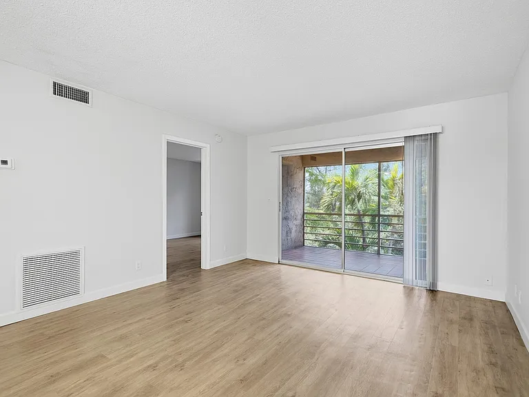 1400 NE 57th St #304 — Photo 7