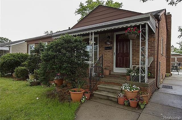 1st image of 916 E Katherine Ave