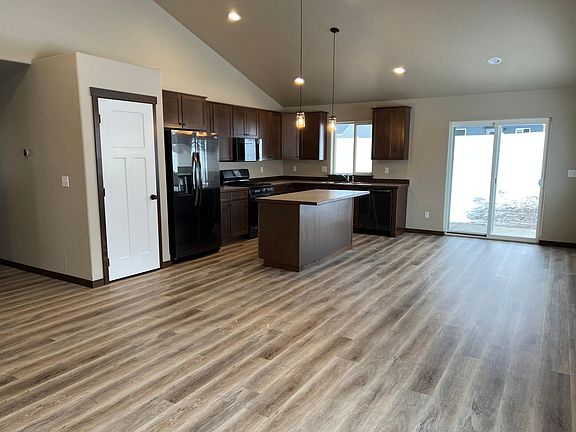 Open concept kitchen/dining