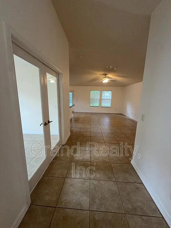 3 bed, 2.0 bath, 1692 sqft, $1,800 — Photo 4