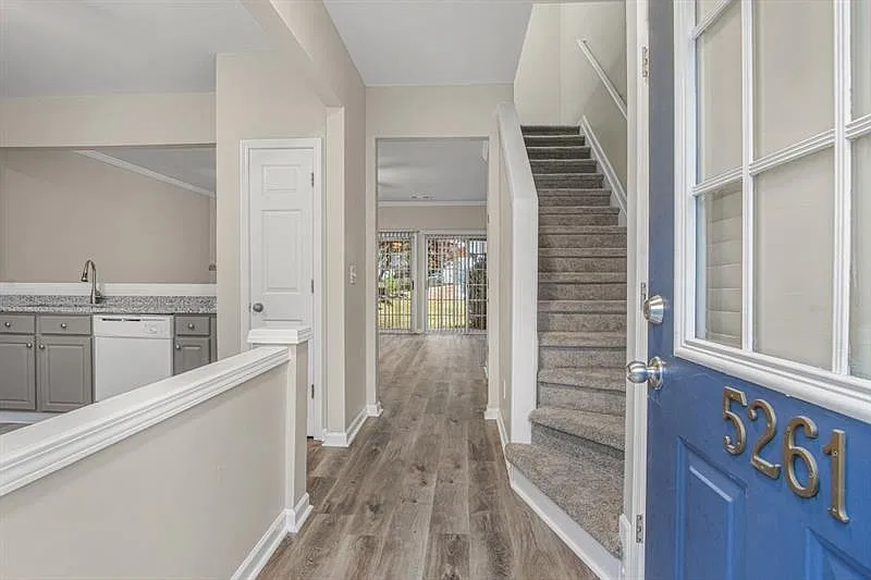 3 bed, 2.5 bath, 1456 sqft, $2,100 — Photo 2