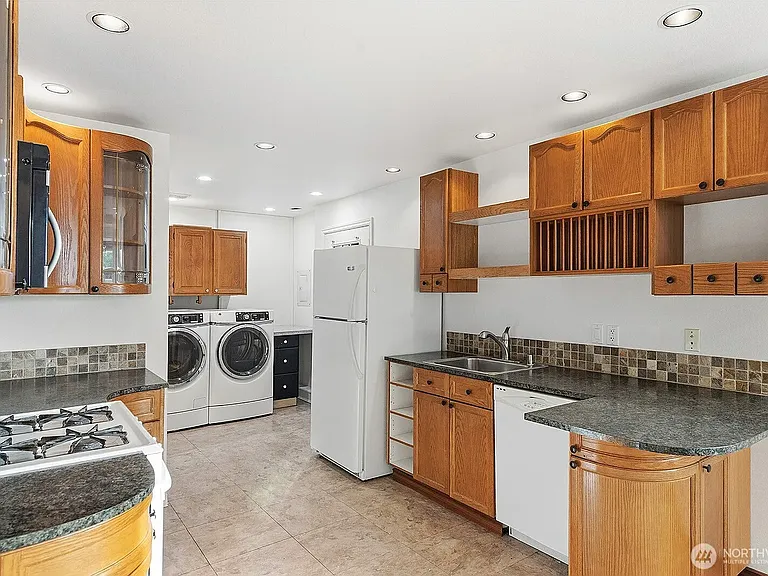3231 Grand Ave #B — Photo 2