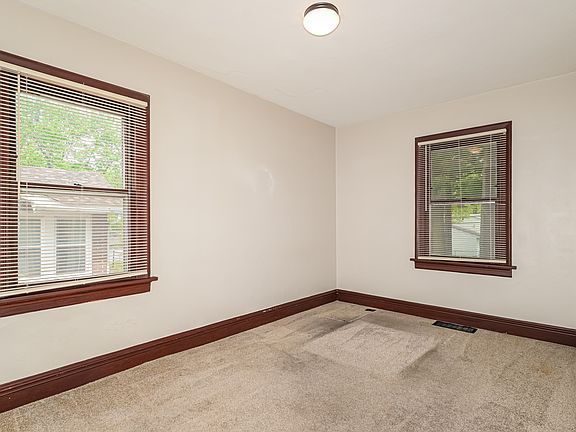 5th image of 2452 Ashland Ave
