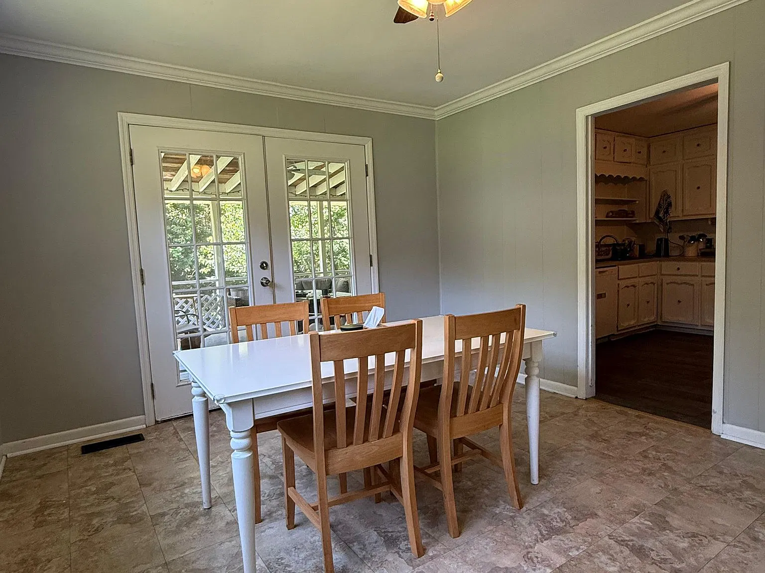 3 bed, 1200 sqft, $2,075 — Photo 4