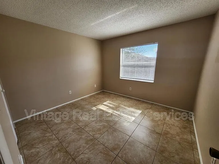 905 Old Field Dr — Photo 9