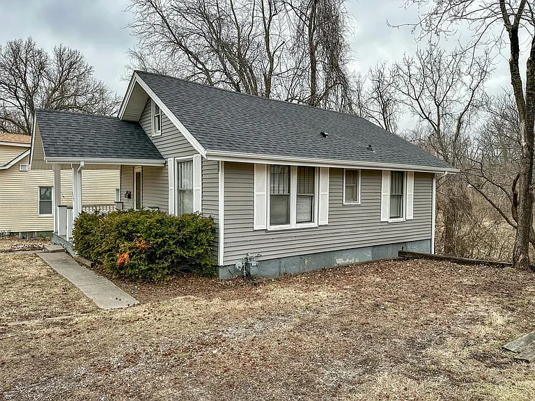 1025 Prickett Ave — Photo 2