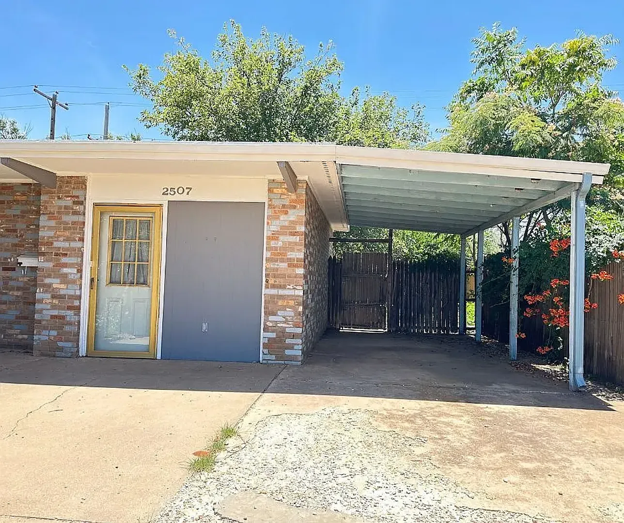Spacious 4-Bedroom Home Near Loop 289 & University Avenue — Photo 2