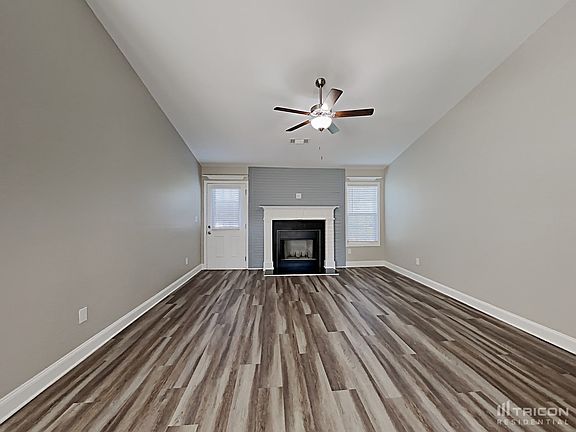 3rd image of 203 Summerfield Ln