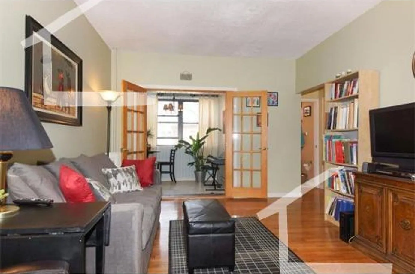 Nicely renovated 2 bed in Brighton. — Photo 1