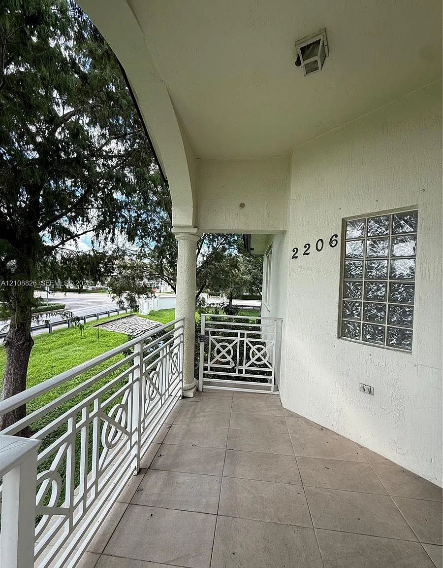 Ibis Villas At Doral Cond — Photo 3