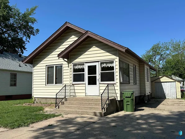 533 S Poplar St, Freeman, SD 57029