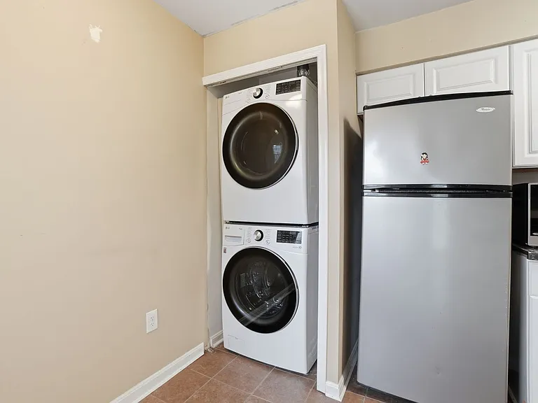 8633 Beekman Pl #33D — Photo 9