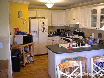 Kitchen
						:
						Kitchen appliances stay with home