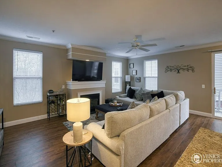 Two Bedroom with Garage near Grandview — Photo 4