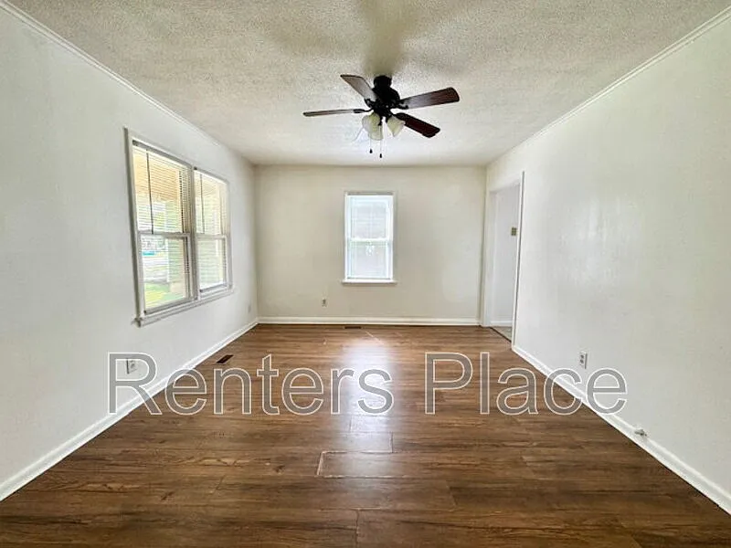 3 bed, 1.0 bath, 996 sqft, $1,250 — Photo 3