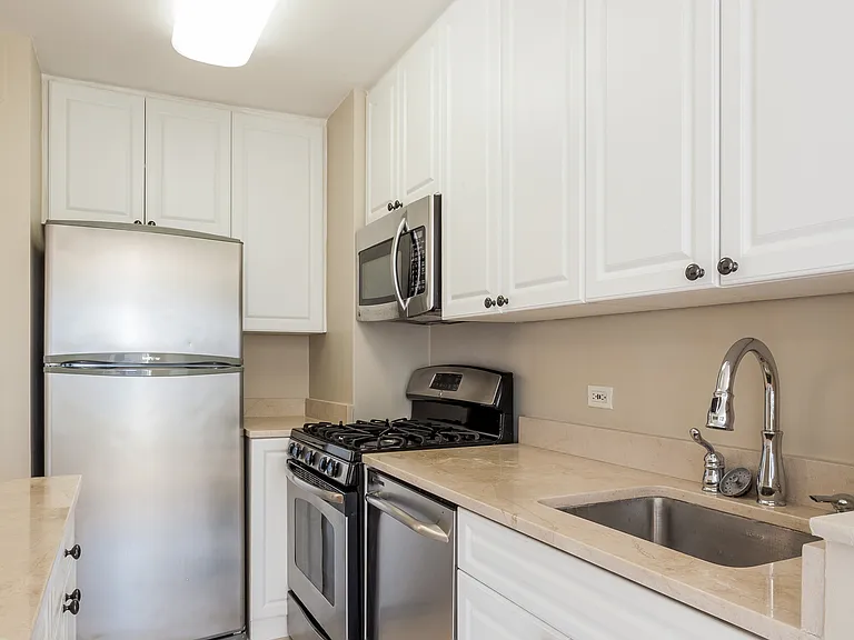 251 E 32nd St #7E — Photo 5