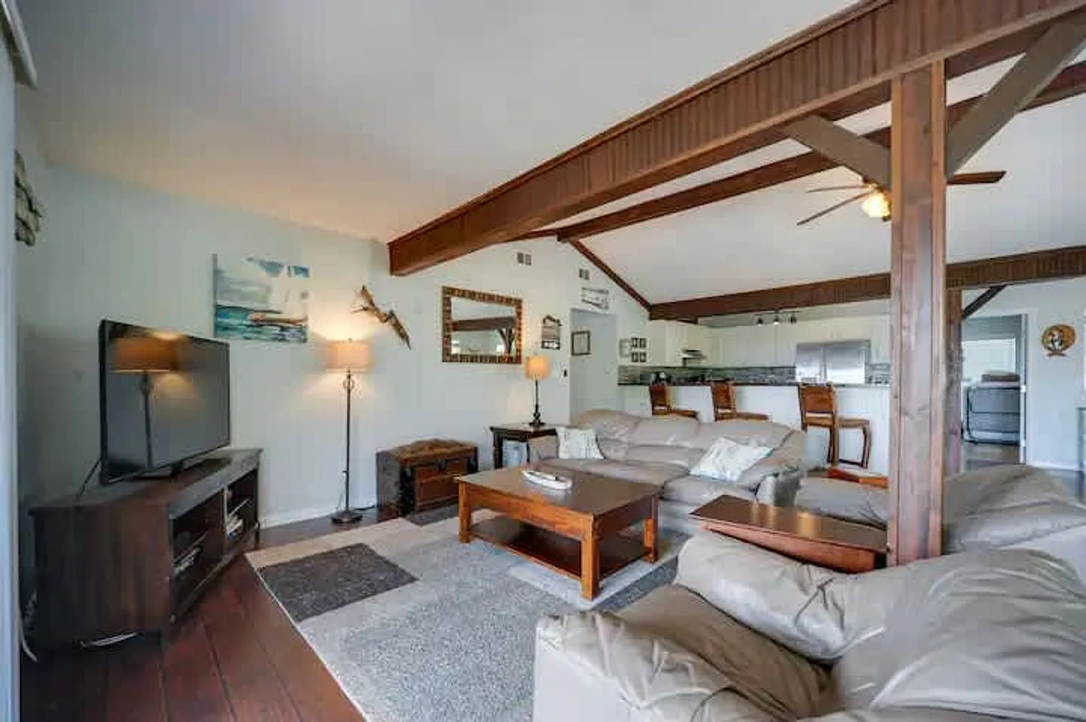 3 bed, 2.0 bath, 1550 sqft, $4,440 — Photo 2