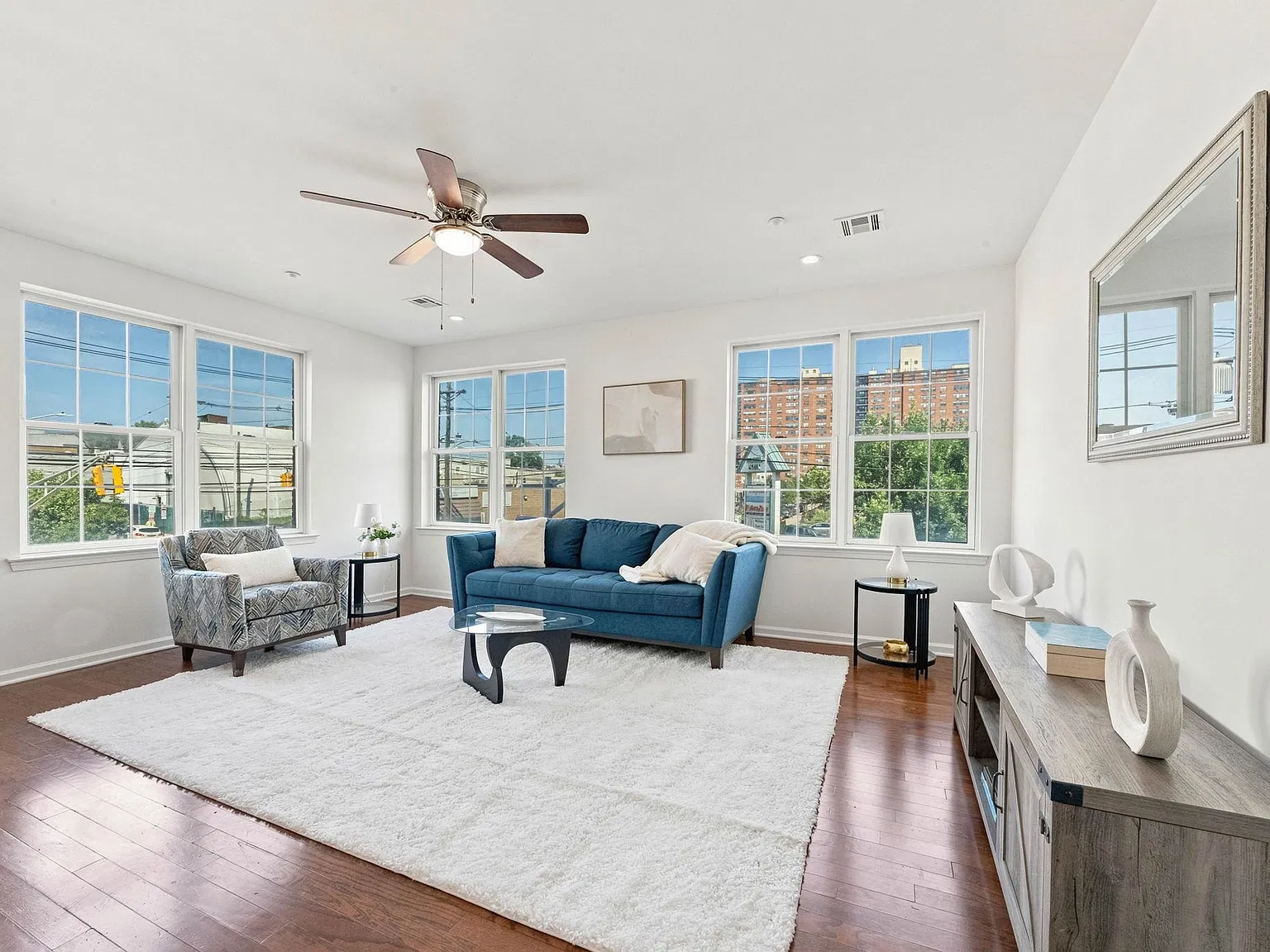 2 bed, 1.0 bath, 1118 sqft, $2,600 — Photo 2