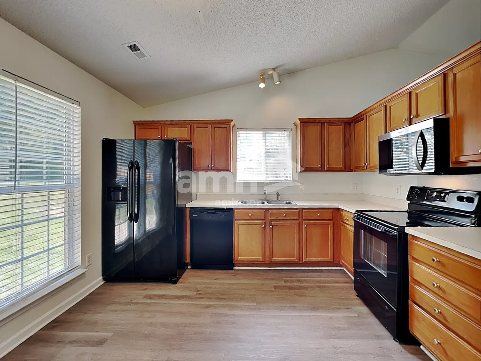 3 bed, 2.5 bath, 1540 sqft, $1,975 — Photo 3