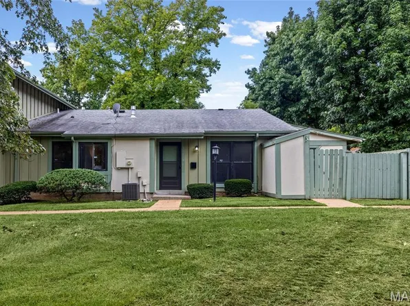 11118 Whispering Oaks Dr, Saint Louis, MO 63136