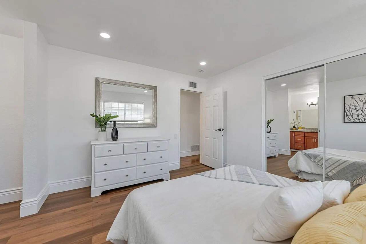 3 bed, 1301 sqft, $4,300 — Photo 1